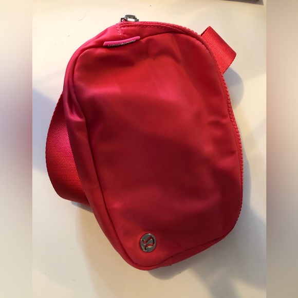 Lululemon EBB LIPGLOSS PINK belt bag (sold out colour) - Picture 5 of 5